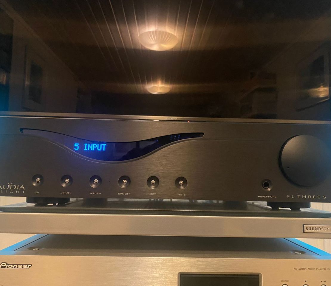 AUDIA FLiGHT THREE S/2x100W as new  			