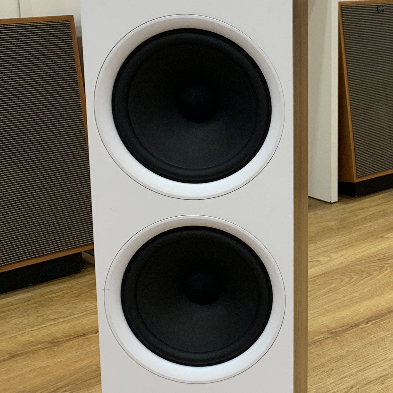 B and W 603 S2 25th Anniversary Edition Light oak  			