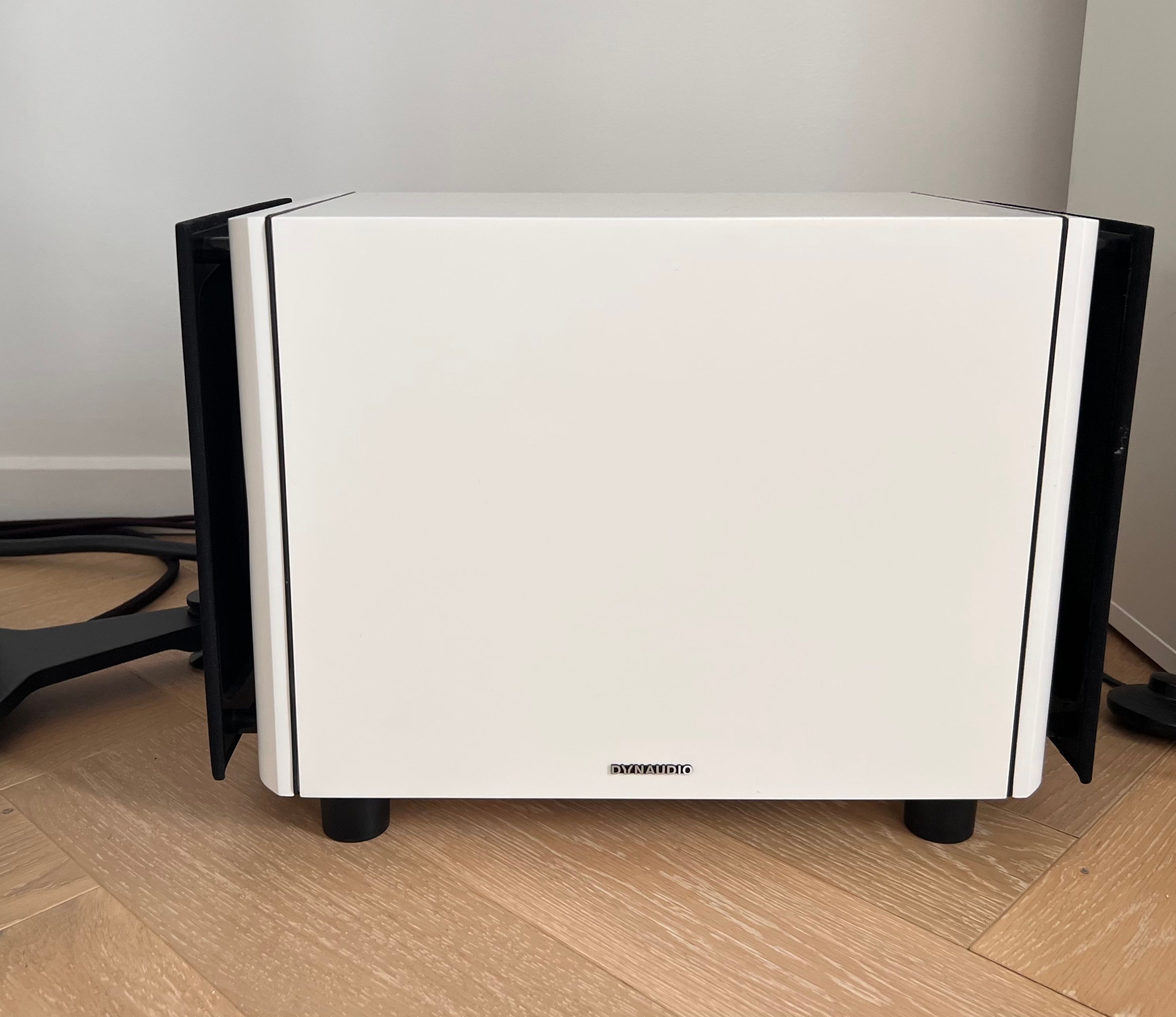 Dynaudio Sub6 White - excellent condition - warran  			